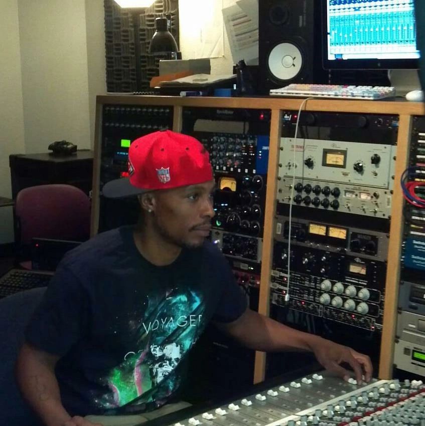 DJ Ruff performing
